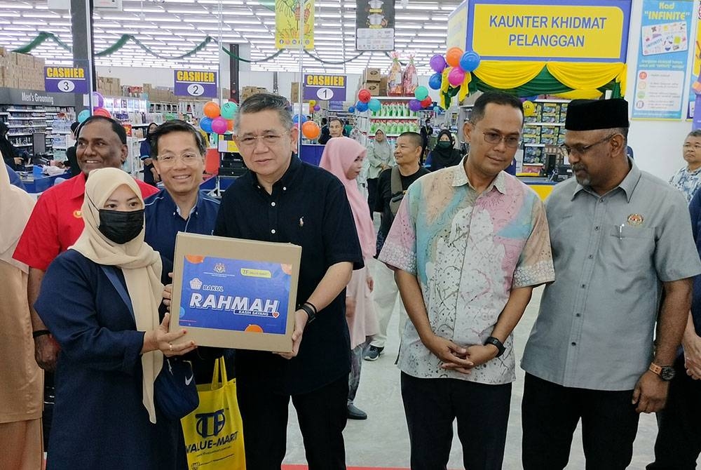 Salahuddin menyampaikan sumbangan Bakul Rahmah kepada penerima ketika melancarkan Inisiatif Payung Rahmah di sebuah pasar raya di Sungai Lalang, Kedah pada Isnin.