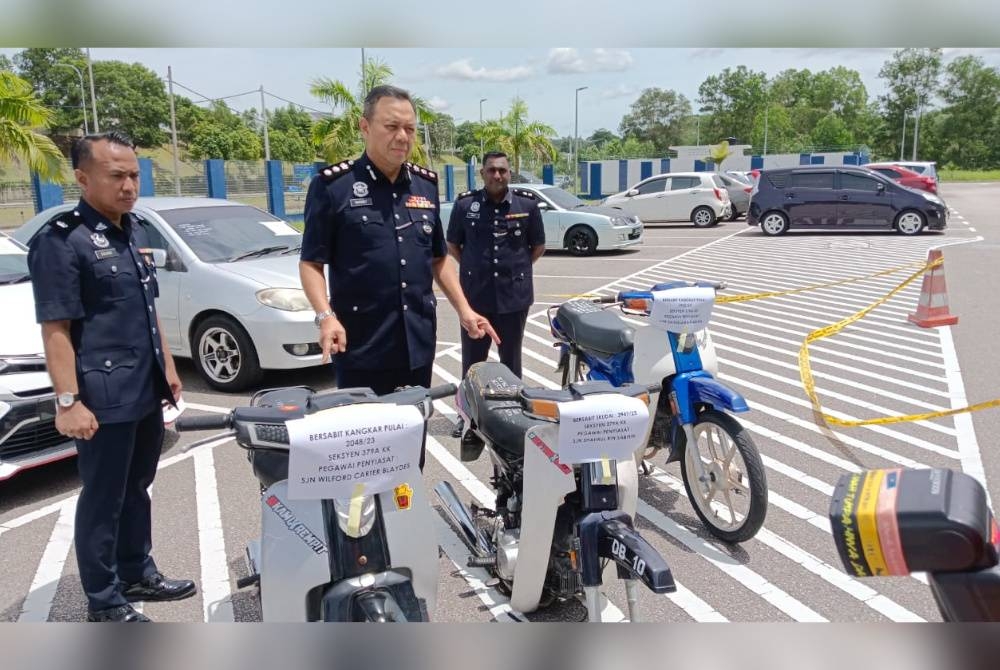 Rahmat (tengah) menunjukkan tiga motosikal yang dirampas daripada tiga lelaki, selepas mengadakan sidang akhbar di IPD Iskandar Puteri, pada Isnin.