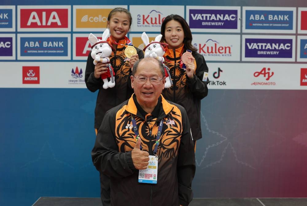 Ketua Kontinjen (CDM) Malaysia ke Sukan SEA Kemboja 2023, Datuk Mohd Nasir Ali bersama Kimberly (kiri) yang meraih pingat emas dalam acara 3m papan anjal wanita di Pusat Akuatik Nasional Morodok Techo pada Isnin. - Foto Bernama