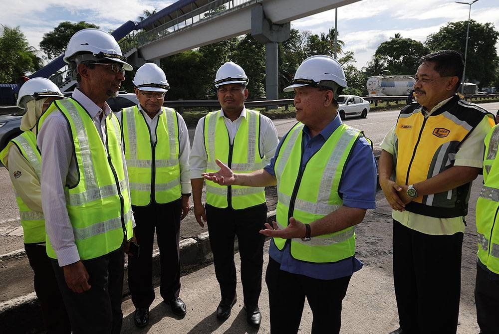 Alexander Nanta Linggi ketika melakukan tinjauan projek naik taraf Lebuhraya Pasir Gudang pada Isnin. - Foto Bernama