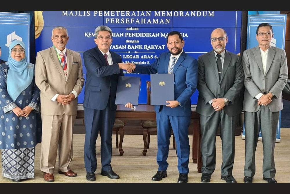 Dari kiri: Rosnarizah, Pkharuddin, Syaiful Rizal Abdul Ghani, Mohd Irwanserta Ahli Lembaga Pemegang Amanah YBR semasa Majlis MoU antara KPM bersama Yayasan Bank Rakyat.