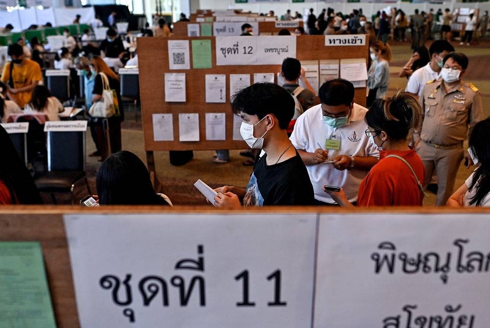 Antara pusat pengundian yang dibuka di sebuah pusat beli-belah di Bangkok pada Ahad. - Foto AFP