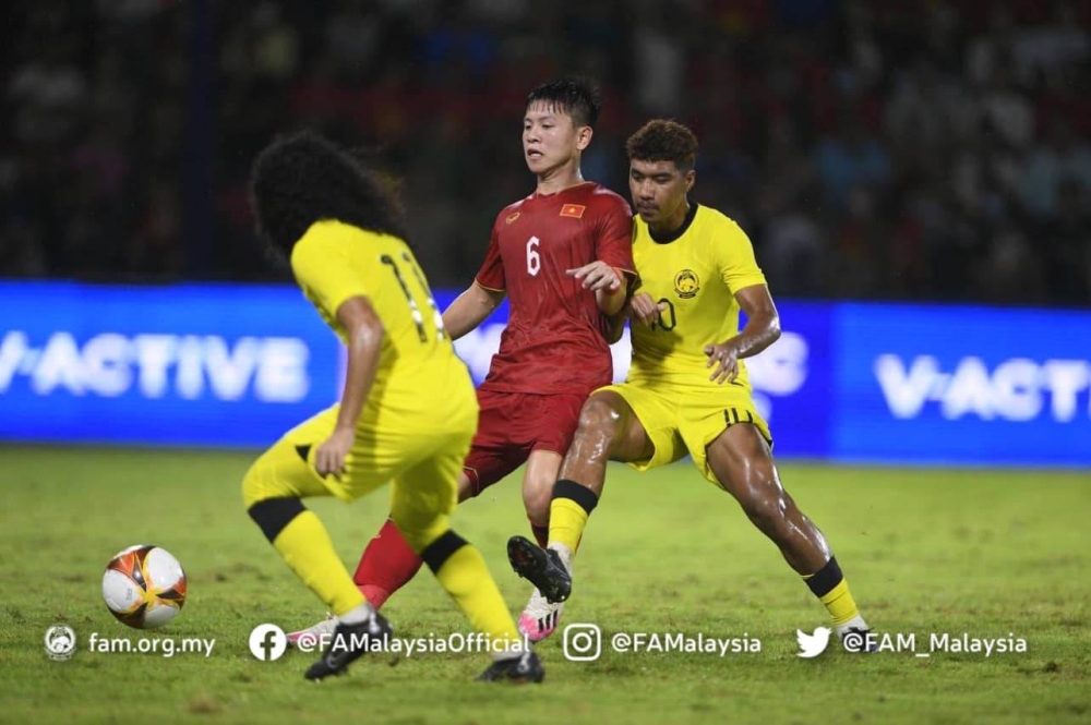 Aksi Harimau Muda ketika berdepan Vietnam dalam aksi ketiga Kumpulan B Sukan SEA Kemboja 2023 di Stadium Prince sebentar tadi. - Foto FB FAM