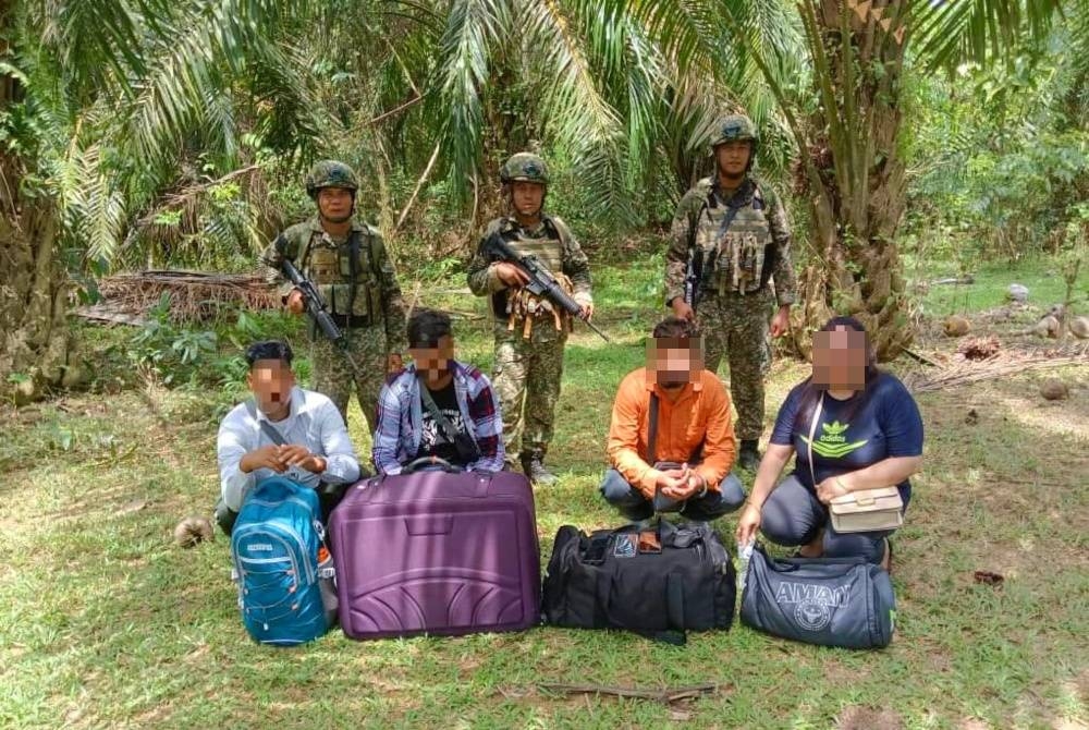 Empat PATI warga India dicekup ketika cuba menyeberangi Sungai Golok untuk memasuki negara ini pada Isnin.