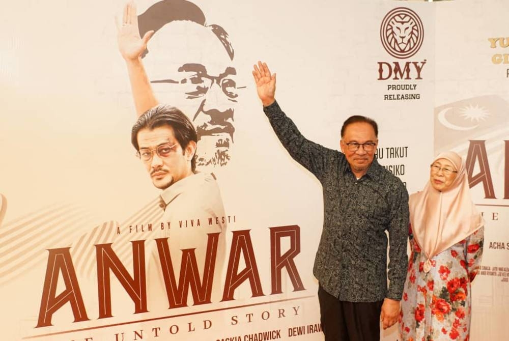 Anwar bersama Wan Azizah ketika hadir menonton filem "Anwar: The Untold Story” di Dadi Cinema, Pavillion Bukit Bintang.