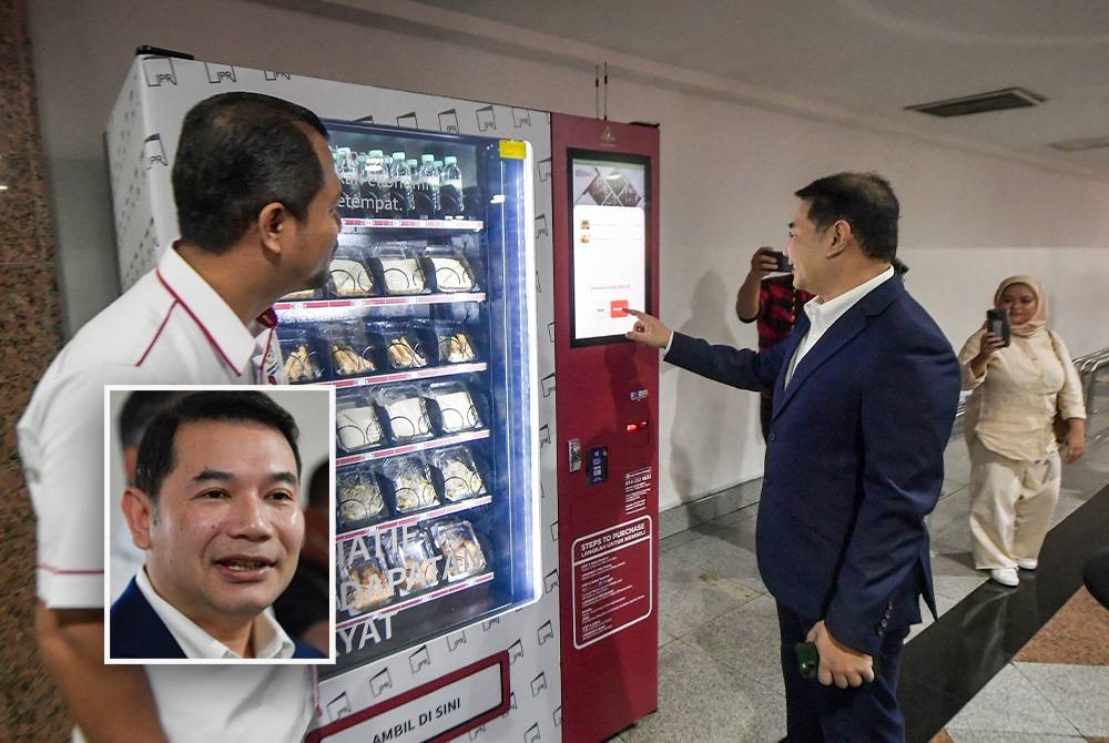 Rafizi ketika melancarkan mesin layan diri IPR di lobi Stesen KL Sentral pada Selasa. - Foto SINAR HARIAN / MOHD RAFIQ REDZUAN HAMZAH (Gambar kecil: Rafizi)