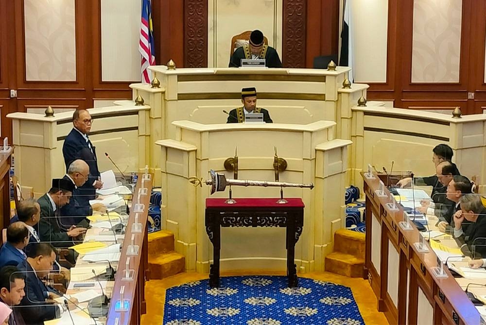 Wan Rosdy ketika menjawab pertanyaan-pertanyaan lisan pada Mesyuarat Pertama Penggal Kedua DUN Pahang di Wisma Sri Pahang pada Selasa.