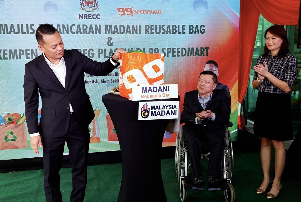 Nik Nazmi (kiri) melancarkan &#039;Madani Reusable Bag&#039; dan Kempen Tanpa Beg Plastik di Wisma 99 Speedmart, Taman Berkeley pada Selasa. - Foto: Bernama