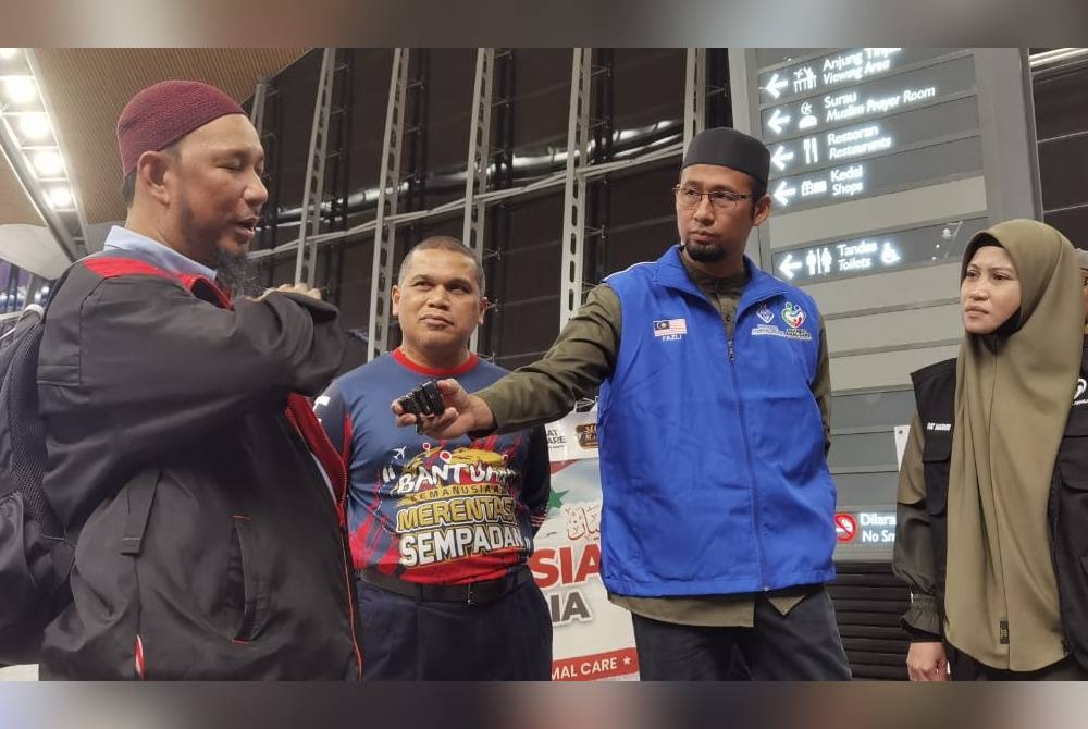 (Dari kiri) Mohd Johari, Zulkifli, Tengku Fazli dan Asma&#039; berada di Lapangan Terbang Antarabangsa Kuala Lumpur (KLIA) untuk Misi Bantuan Kemanusiaan Syria dan Turkiye 4.0