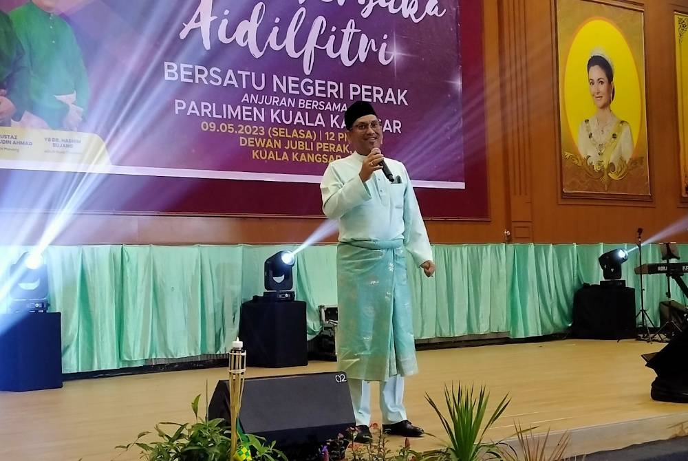 Ahmad Faizal ketika menyampaikan ucapan sempena majlis Rumah Terbuka Aidilfitri Bersatu Negeri Perak anjuran Bersama Parlimen Kuala Kangsar di Dewan Jubli Perak di sini pada Selasa.