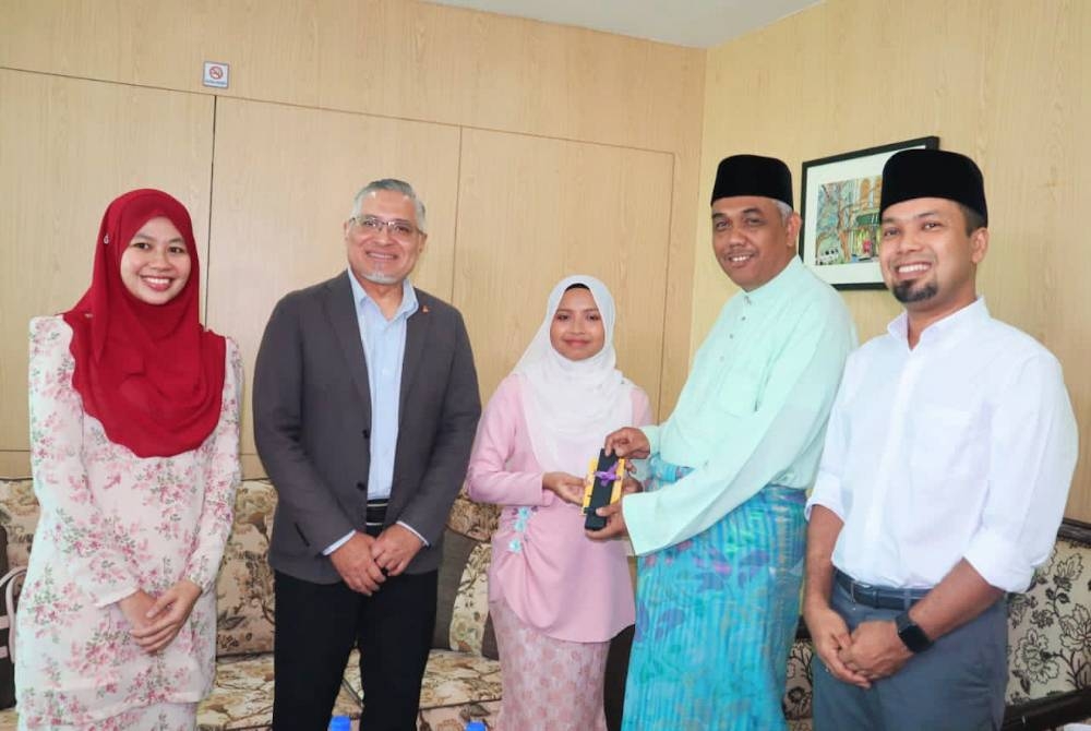 Khairudin (dua dari kanan) bersama Julea Qiestyna (tengah) sempena kunjungan rasmi ke UiTM Cawangan Perak Kampus Seri Iskandar pada Selasa.