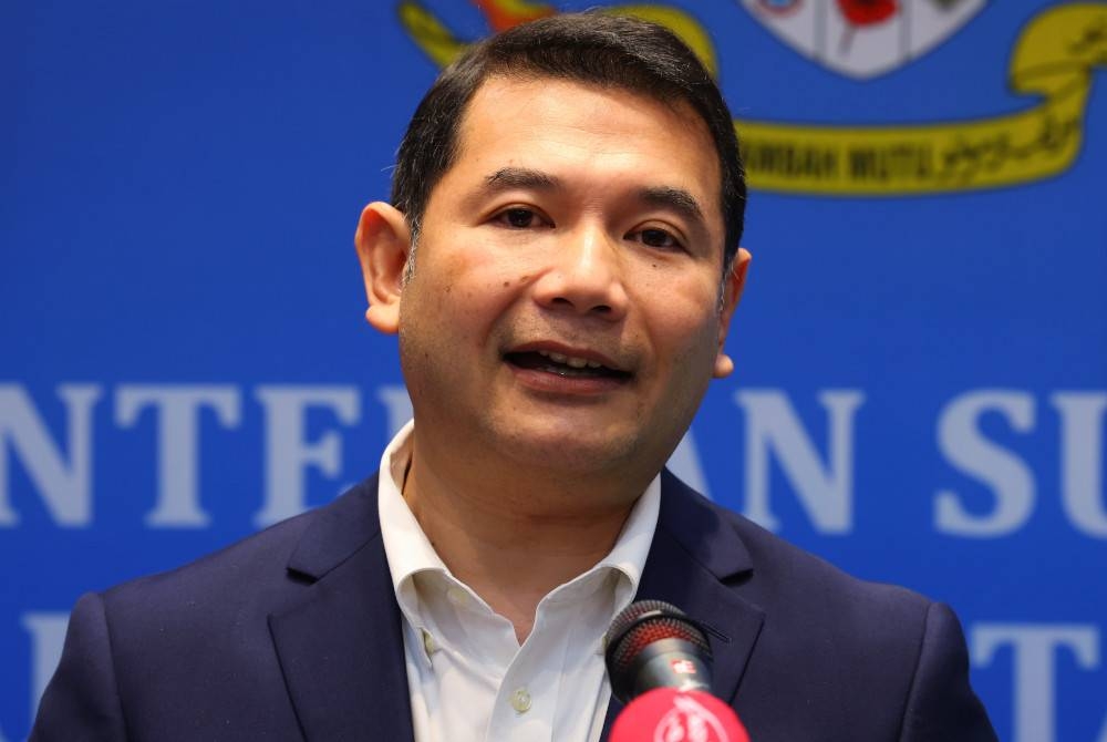 Rafizi ketika sidang media bersama Nik Nazmi mengenai Hala Tuju Pembangunan Strategik Tenaga Boleh Baharu dan Dasar Perdagangan Tenaga Boleh Baharu di Wisma Sumber Asli, hari ini. - Foto Bernama