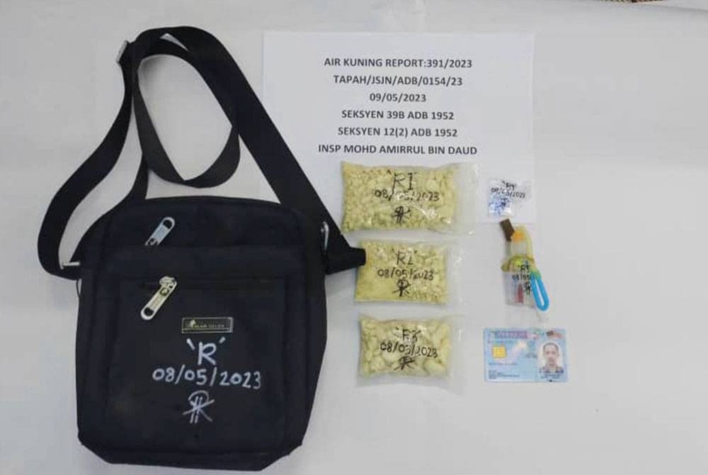 Rampasan dadah jenis heroin dianggarkan seberat 161 gram dan methamphetamine 1.5 gram hasil penahanan seorang lelaki di tepi Jalan Banir, Air Kuning, Tapah pada Isnin.