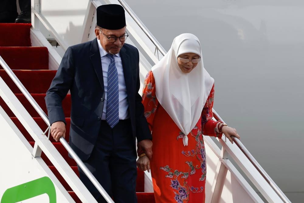 Anwar dan Wan Azizah tiba hari ini bagi menghadiri Sidang Kemuncak ASEAN ke-42 2023 di bandar Manggarai Barat, kepulauan Flores di wilayah Nusa Tenggara Timur. - Foto EPA