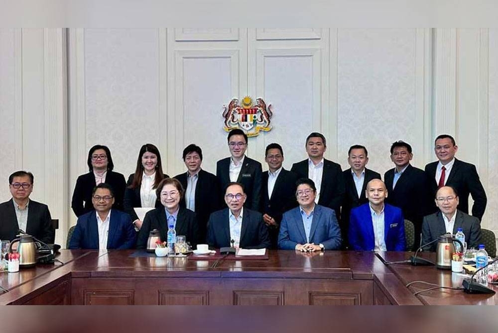 PM Anwar Ibrahim bergambar bersama Ahli Parlimen dan ADUN PH Sabah dalam pertemuan di pejabatnya pada Selasa. -Foto:Media Ewon Benedick