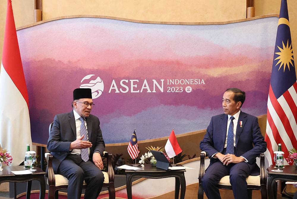 Anwar (kiri) ketika mengadakan pertemuan dua hala bersama Presiden Indonesia, Joko Widodo ketika menghadiri Sidang Kemuncak ASEAN ke-42 2023, pada Selasa. - Foto Bernama