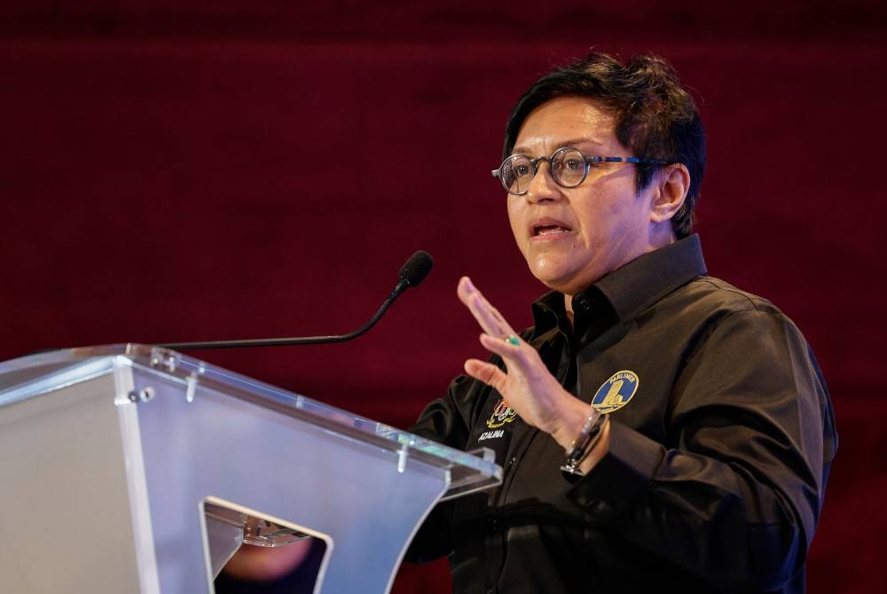 Azalina berucap pada Kolokium Timbang Tara Antarabangsa 2023: Kedaulatan Dan Kekebalan Negara Dalam Timbang Tara Komersial di Auditorium Pusat Timbang Tara Antarabangsa Asia, Bangunan Sulaiman, hari ini. - Foto Bernama