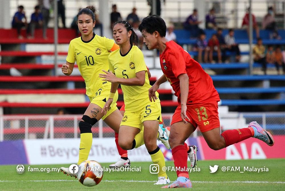 Pemain Malayan Tigress berusaha mengekang kemaraan pemain Myanmar dalam aksi Kumpulan A Sukan SEA Kemboja 2023 di Stadium Army, pada Selasa.