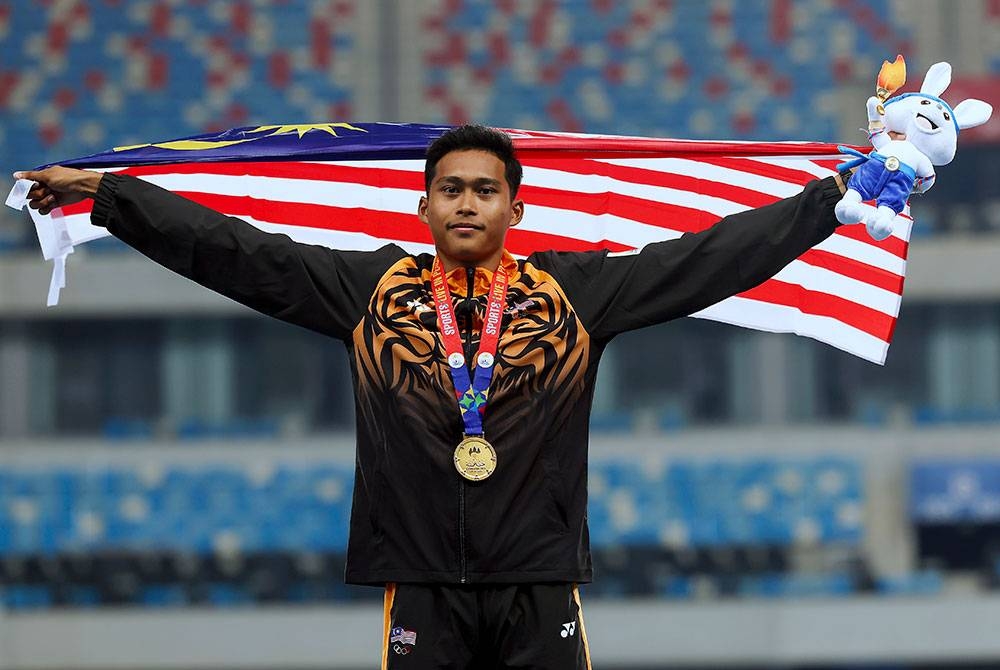 Umar bergambar bersama pingat emas yang dimenanginya dalam acara 400 meter lelaki Sukan SEA 2023 Phnom Penh Kemboja di Stadium Nasional Morodok Techo hari ini. - Foto Bernama