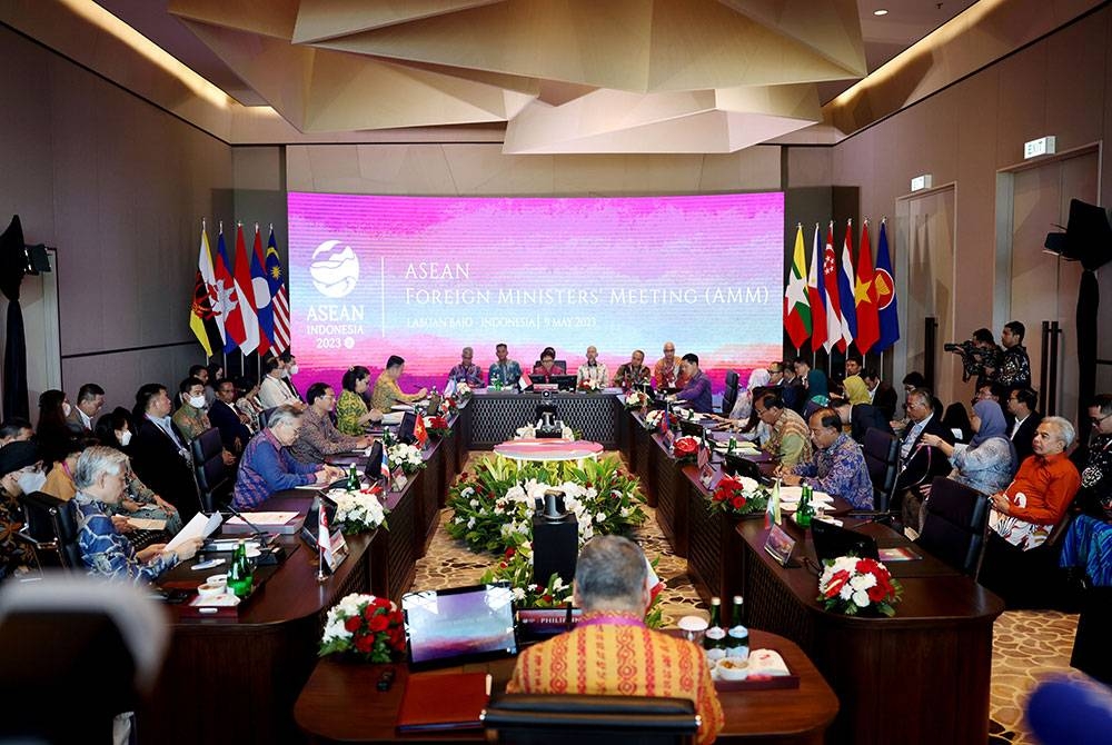 Zambry pada Mesyuarat Menteri Luar ASEAN sempena Persidangan Kemuncak ASEAN (ASEAN Summit) 2023 di Labuan Bajo hari ini. - Foto Bernama