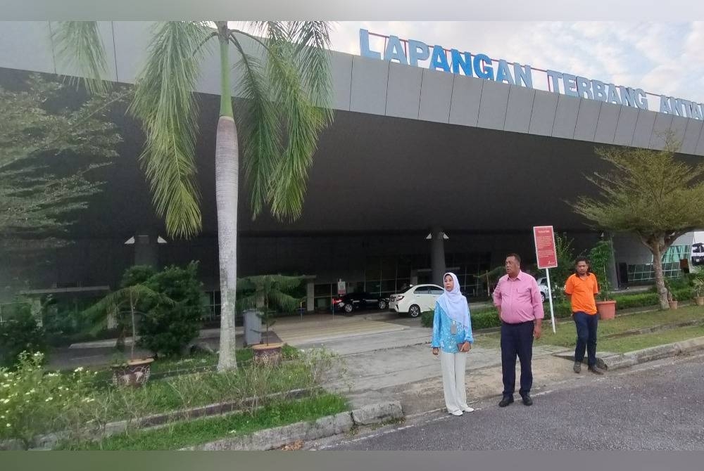 Hameed Mytheen (dua,kiri) ketika meninjau Lapangan Terbang Antarabangsa Melaka (LTAM), Batu Berendam di sini, pada petang Selasa.