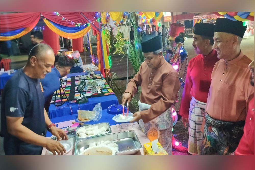 Abdul Wahab (tiga dari kanan) bersama Pengarah JBPM Pahang, Datuk Dr Wan Mohammad Zaidi Wan Isa (kanan) dan Penolong Pengarah Bahagian Operasi JBPM Pahang, Ismail Abdul Ghani (dua dari kanan) meninjau sambil menikmati hidangan disediakan di gerai yang mengambil bahagian pada Majlis Jalinan Mesra Ketua Pengarah JBPM di BBP Indera Mahkota di sini pada Selasa.