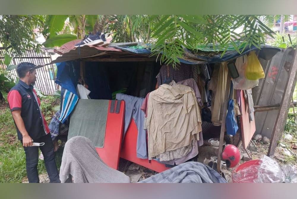 Keadaan pondok yang dijadikan tempat berteduh Othman selepas rumahnya terbakar.