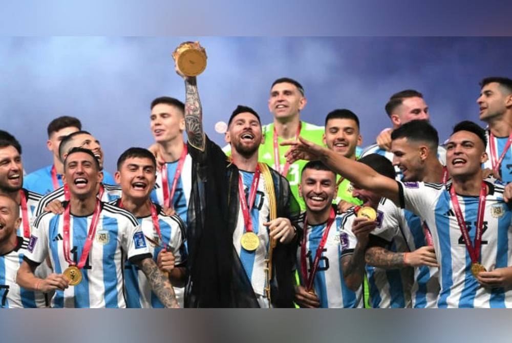 Messi bersama pemain-pemain Argentina meraikan kejayaan menjulang Piala Dunia 2022 di Qatar tahun lalu. - Foto Agensi