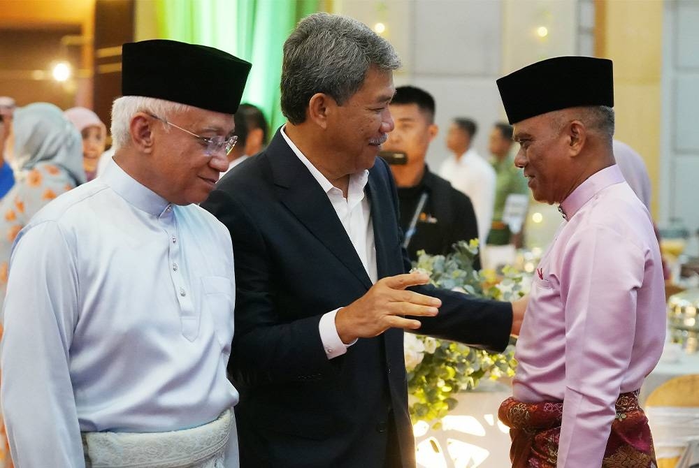 Mohamad bersama Panglima Angkatan Tentera, Jeneral Tan Sri Affendi Buang beramah mesra dengan tetamu pada majlis Sambutan Hari Raya Aidilfitri Angkatan Tentera Malaysia yang diadakan di Wisma Perwira, Kuala Lumpur pada Rabu. - Foto Rosli Talib