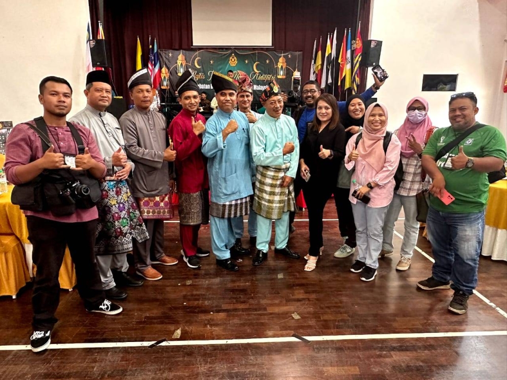 Saadon (enam dari kanan) bergambar bersama pengamal media yang hadir pada Majlis Rumah Terbuka Aidilfitri JBPM Pulau Pinang, pada Rabu.