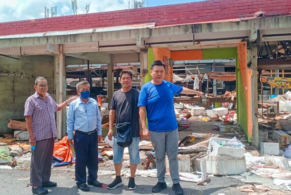 
Jung Lik (kanan) meninjau lokasi sebaik menerima aduan daripada penduduk.