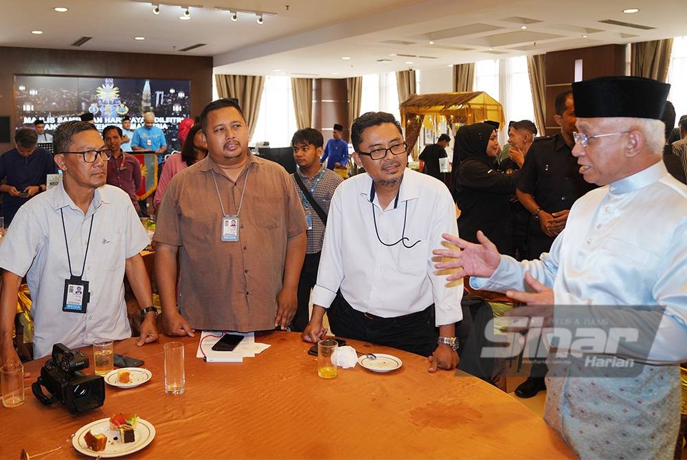 Affendi beramah mesra dengan pengamal media pada majlis Sambutan Hari Raya Aidilfitri ATM yang diadakan di Wisma Perwira, Kuala Lumpur pada Rabu. - Foto ROSLI TALIB/SINAR HARIAN