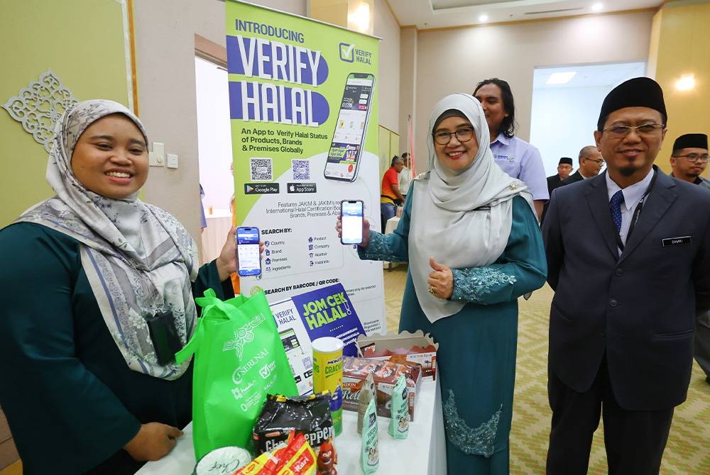 Hakimah (tengah) menunjukkan aplikasi barangan Halal pada Program Celik Halal Malaysia Bersama Imam Peringkat Kebangsaan Tahun 2023 pada Rabu. - Foto: Bernama