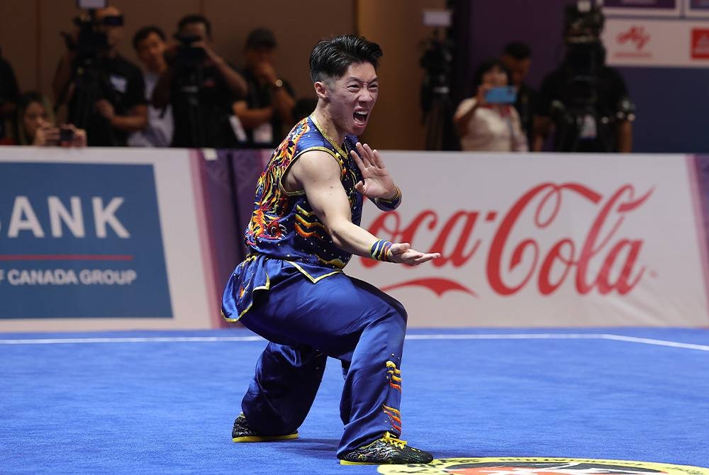 Atlet Wushu negara Calvin Lee Wai Leong ketika beraksi dalam acara Nanquan lelaki akhir pada Sukan SEA 2023 pada Rabu. - Foto: Bernama