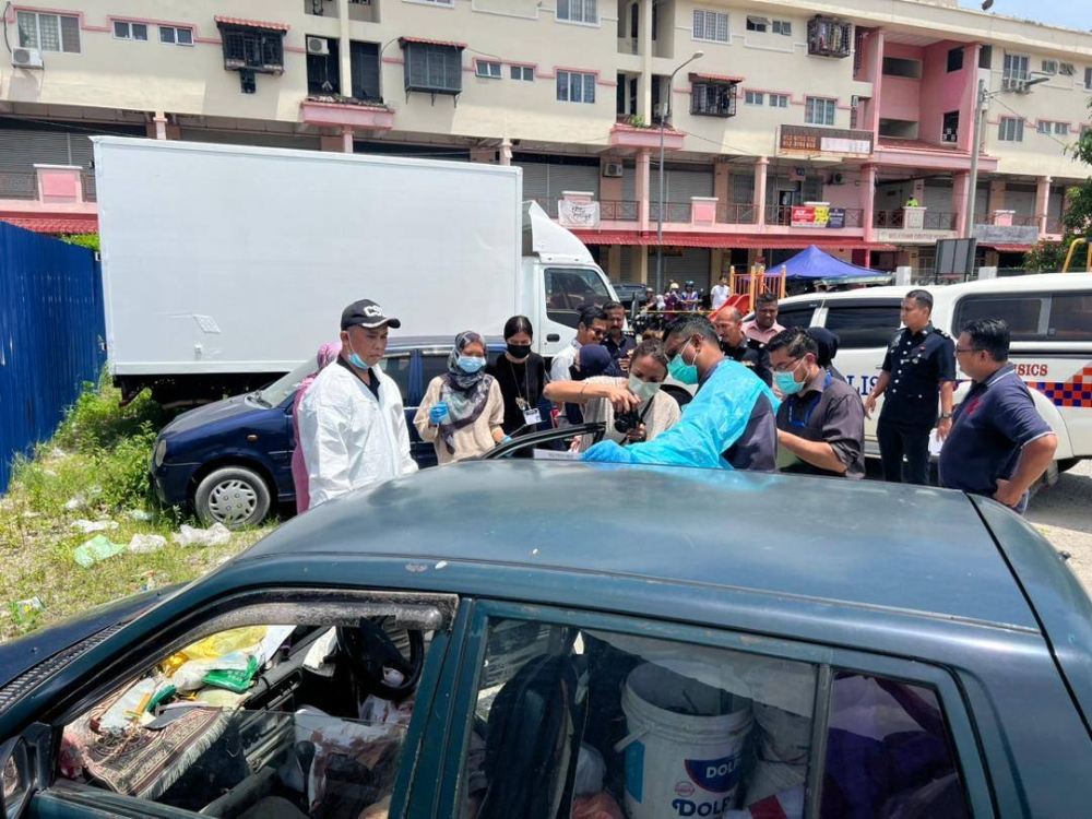 Mayat mangsa ditemui dalam keadaan berlumuran darah di dalam sebuah kereta di Jalan Selayang Baru, Batu Caves, Selangor pada Selasa.