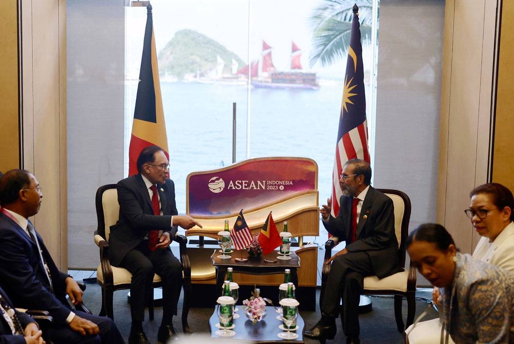 Anwar (tiga dari kiri) mengadakan pertemuan dua hala dengan Perdana Menteri Timor Leste, Taur Matan Ruak ketika menyertai Sidang Kemuncak ASEAN ke-42 2023 pada Rabu. - Foto: Bernama