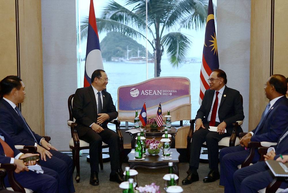 Anwar ketika mengadakan pertemuan dua hala dengan Perdana Menteri Laos, PDR Sonexay Siphandone semasa menghadiri Persidangan Kemuncak ASEAN (ASEAN Summit) 2023 pada Rabu. - Foto Bernama