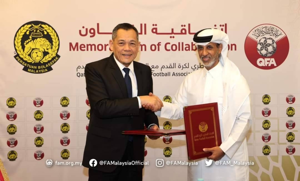 Hamidin dan Sheikh Hamad Khalifa bertukar dokumen selepas majlis di Doha, Qatar pada Rabu.