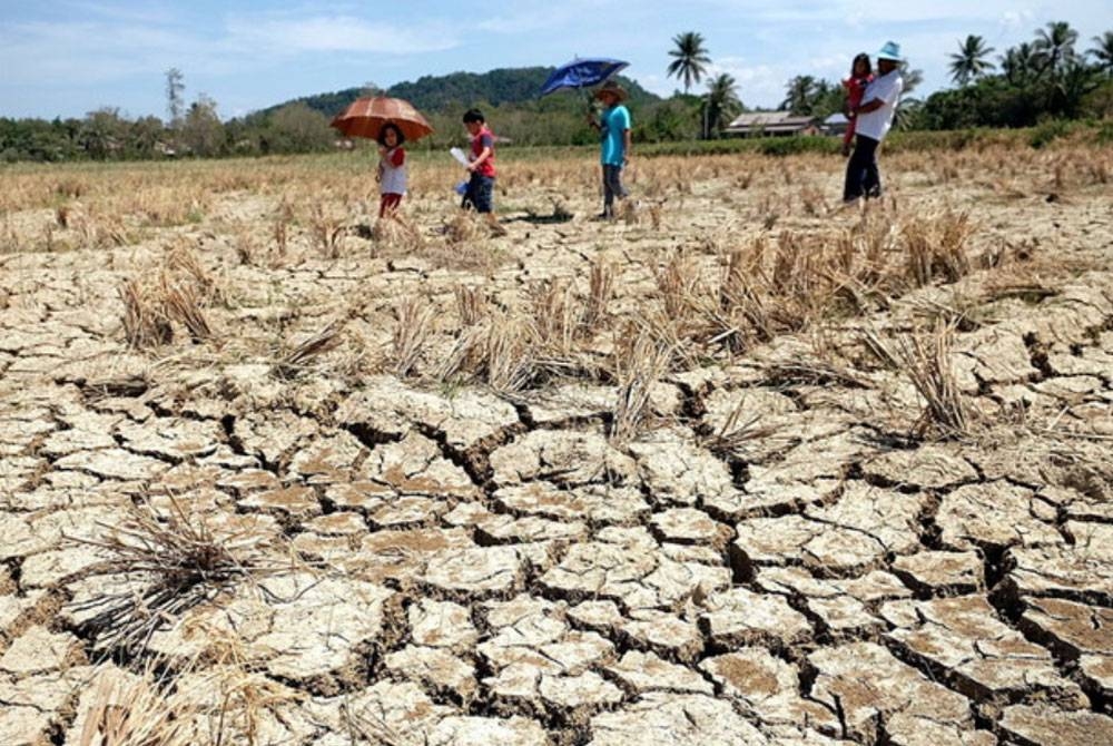 Fenomena cuaca panas ketika Monsun Barat Daya yang dijangka bermula Isnin depan akan menjadi lebih buruk dengan risiko kemarau, jerebu serta gelombang haba yang tinggi sekiranya El Nino berlaku di negara ini. - Foto hiasan/Bernama