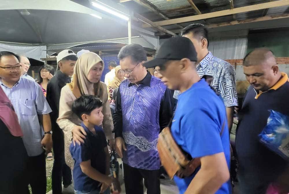 Mohd Shafie beramah mesra bersama tetamu yang hadir pada Majlis Rumah Terbuka ADUN Tanjung Aru Anjuran Bersama Bahagian Putatan di Tanjung Aru Kota Kinabalu.