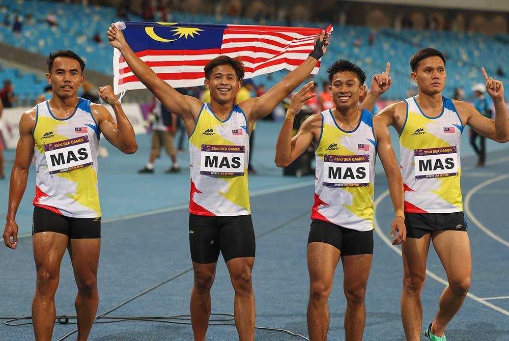 Kuartert 4x100 lelaki negara selepas berjaya meraih pingat gangsa dalam acara 4x100 meter akhir pada Sukan SEA 2023 Phnom Penh, di Stadium Nasional Morodok Techo Kemboja pada Rabu. 