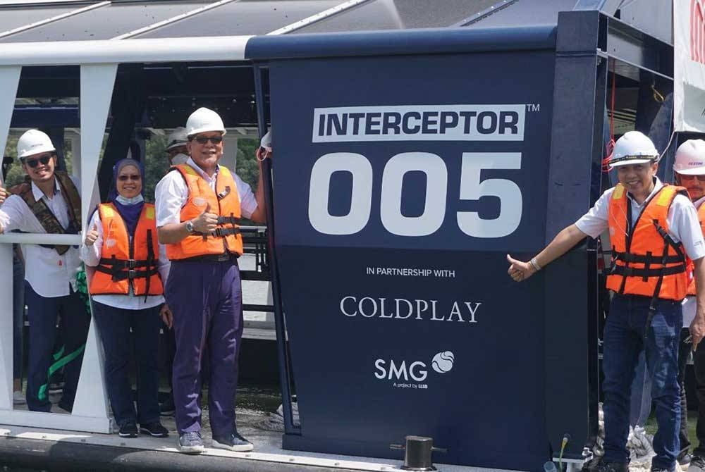 Izham (tiga dari kiri) memaklumkan Interceptor 005 ini adalah yang kedua beroperasi di Sungai Klang selepas Interceptor 002 pada Ogos 2019.