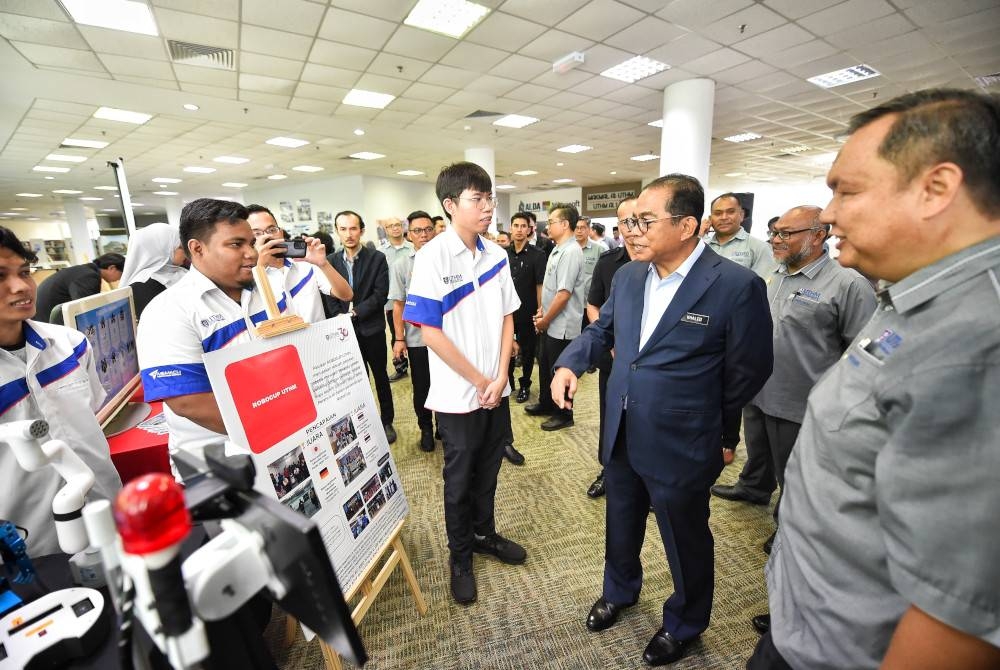 Mohamed Khaled ketika meninjau tapak Pameran Berimpak Tinggi TVET di UTHM.