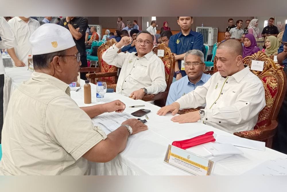 Saarani menerima aduan daripada penduduk yang hadir pada Program Mesra Hari Bertemu Pelanggan Negeri Perak di ADTEC Taiping pada Khamis.