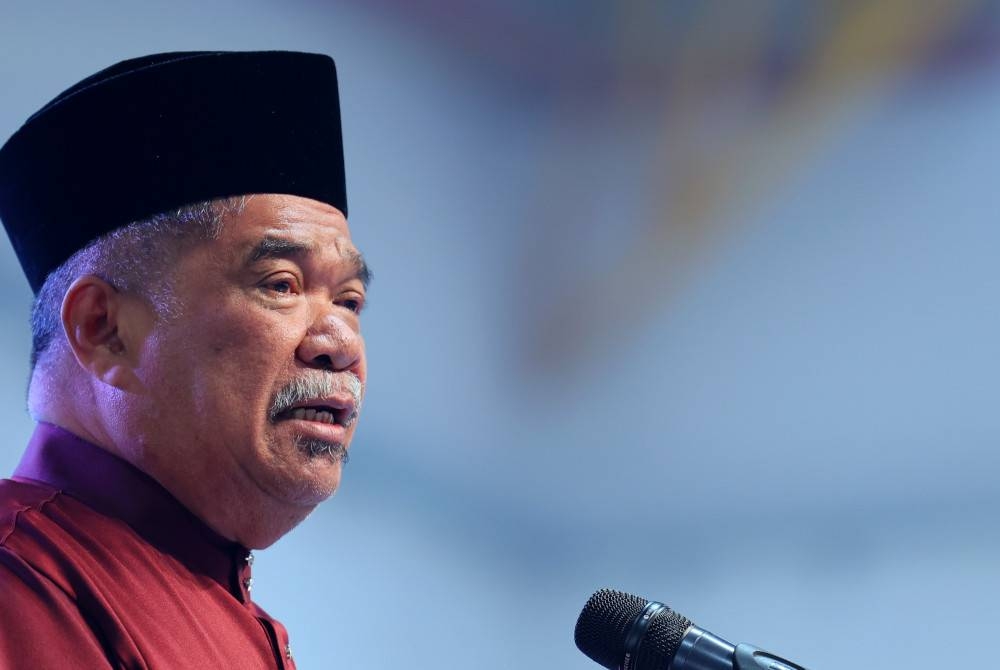 Mohamad ketika berucap pada majlis perhimpunan dan ramah mesra bersama warga kementerian itu sempena Aidilfitri 2023 di MAEPS hari ini. - Foto Bernama