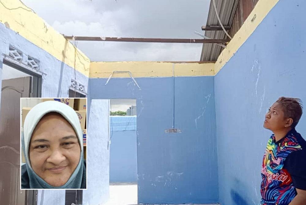 Fatimah menunjukkan keadaan atap rumahnya selepas diterbangkan angin kencang dalam kejadian ribut di Kampung Melayu, Majidee Johor Bahru. Gambar kecil: Asmah