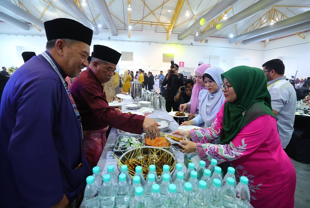 Mohamad (dua dari kiri) melayan tetamu pada majlis perhimpunan dan ramah mesra bersama warga kementerian itu sempena Aidilfitri 2023 di Taman Ekspo Pertanian Malaysia Serdang (MAEPS), hari ini. Foto Bernama