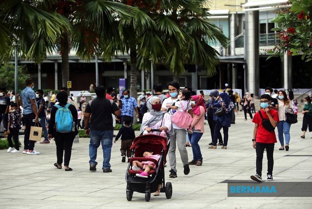 Penduduk Malaysia meningkat 1.6 peratus berbanding tempoh sama tahun lalu. - Foto Bernama