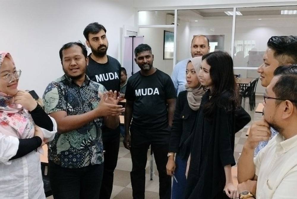 Amira Aisya (kiri) ketika ditemui pemberita selepas mengadakan pertemuan dengan kepimpinan Muda Negeri Sembilan pada Khamis.