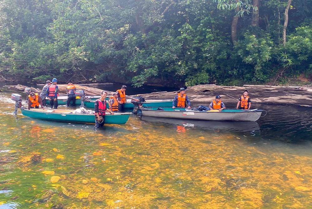 Sepuluh anggota Perhilitan yang ditugaskan masuk melalui jalan sungai menggunakan kenu ke hulu sungai lokasi kejadian seorang lelaki Orang Asli dilaporkan hilang dikhuatiri diserang haiwan liar di Sungai Aring, hari ini. Foto Bernama